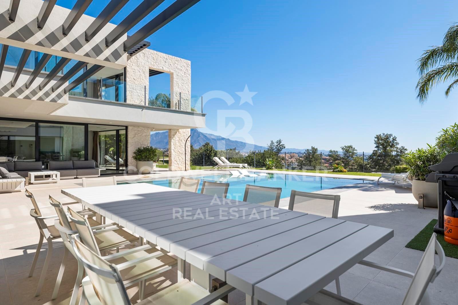 Elegante, moderne Villa mit Blick auf das Meer und den Golfplatz in La Alquería, Benahavís