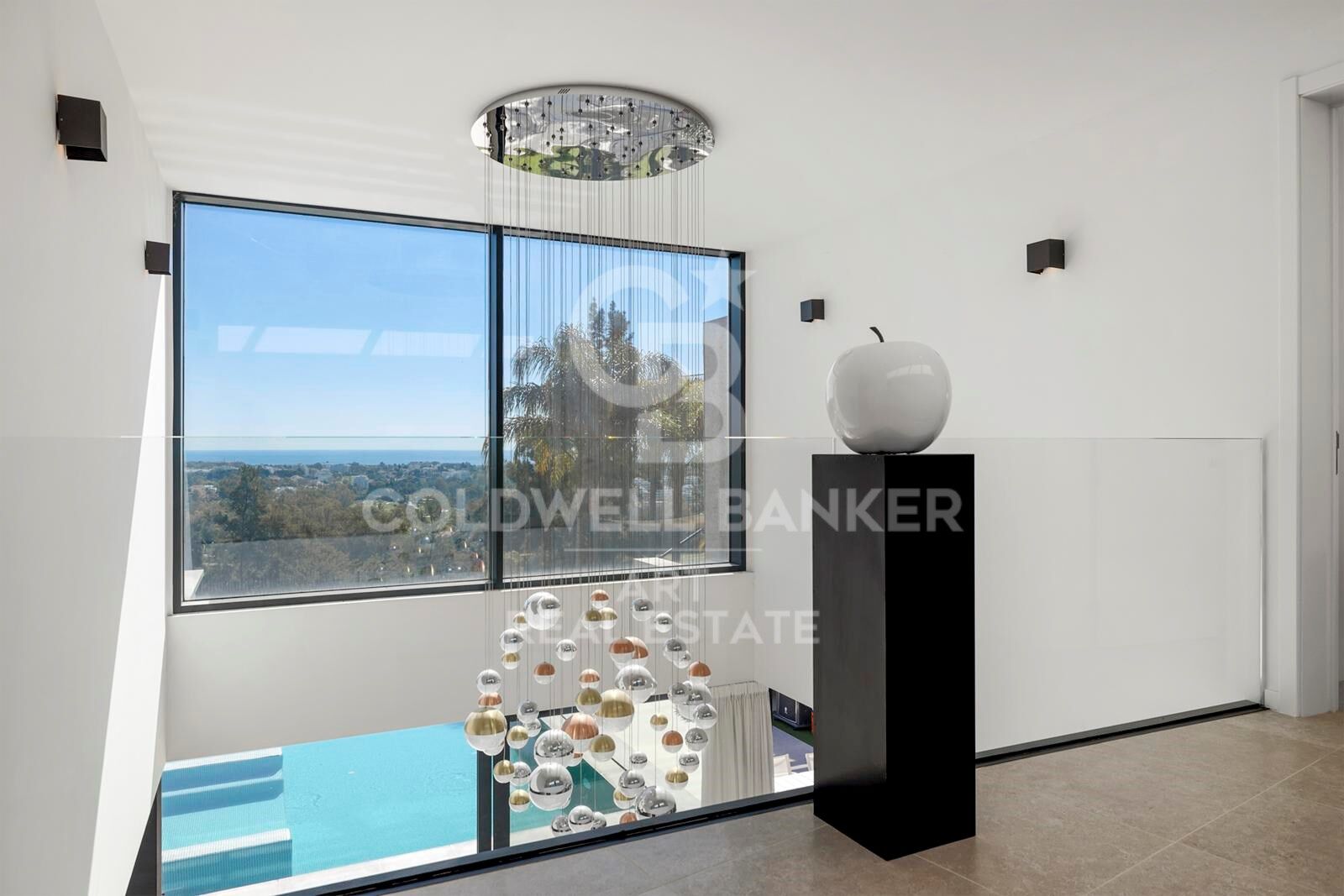 Elegante villa contemporánea en primera línea de golf con vistas al mar en La Alquería, Benahavís
