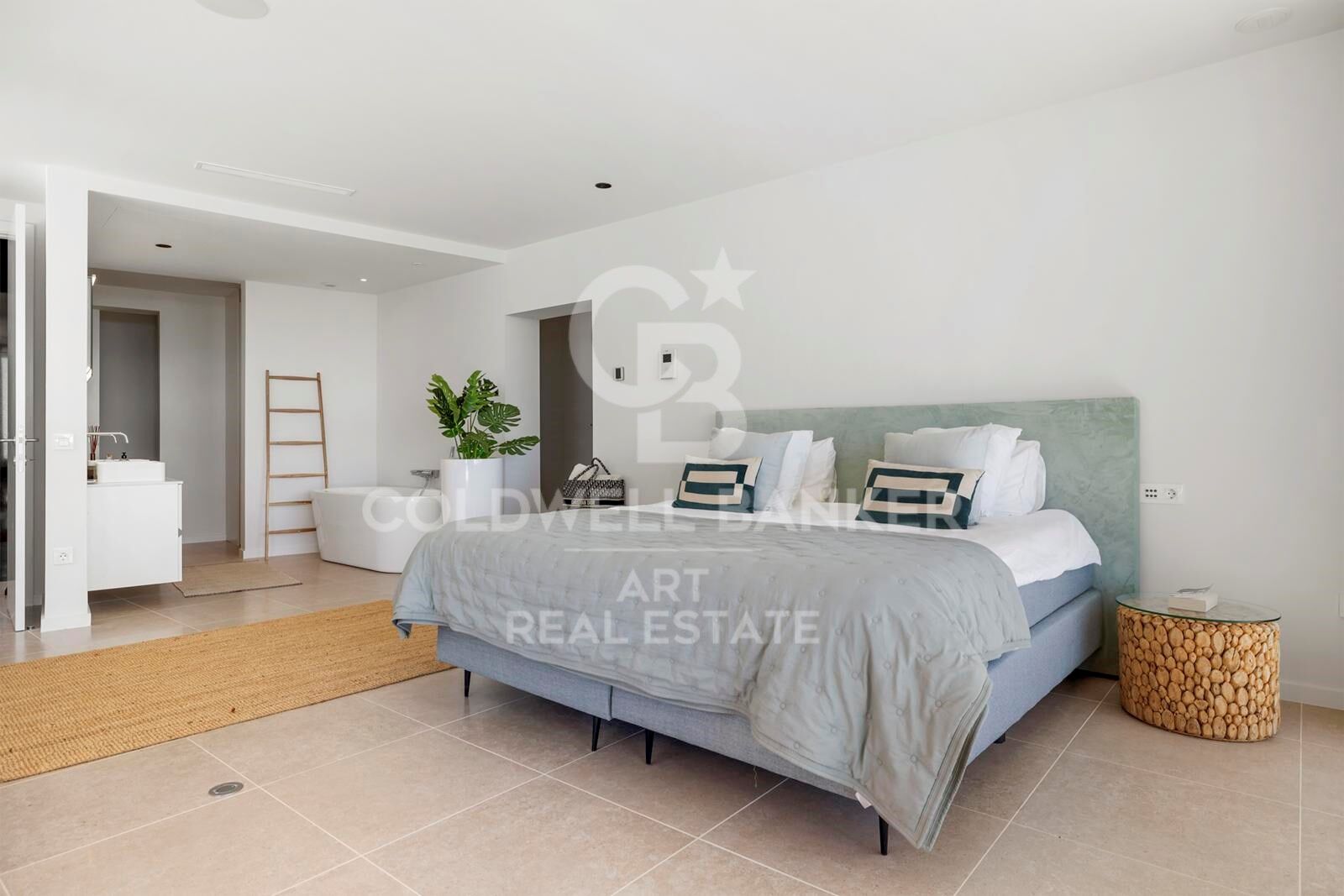 Elegante villa contemporánea en primera línea de golf con vistas al mar en La Alquería, Benahavís