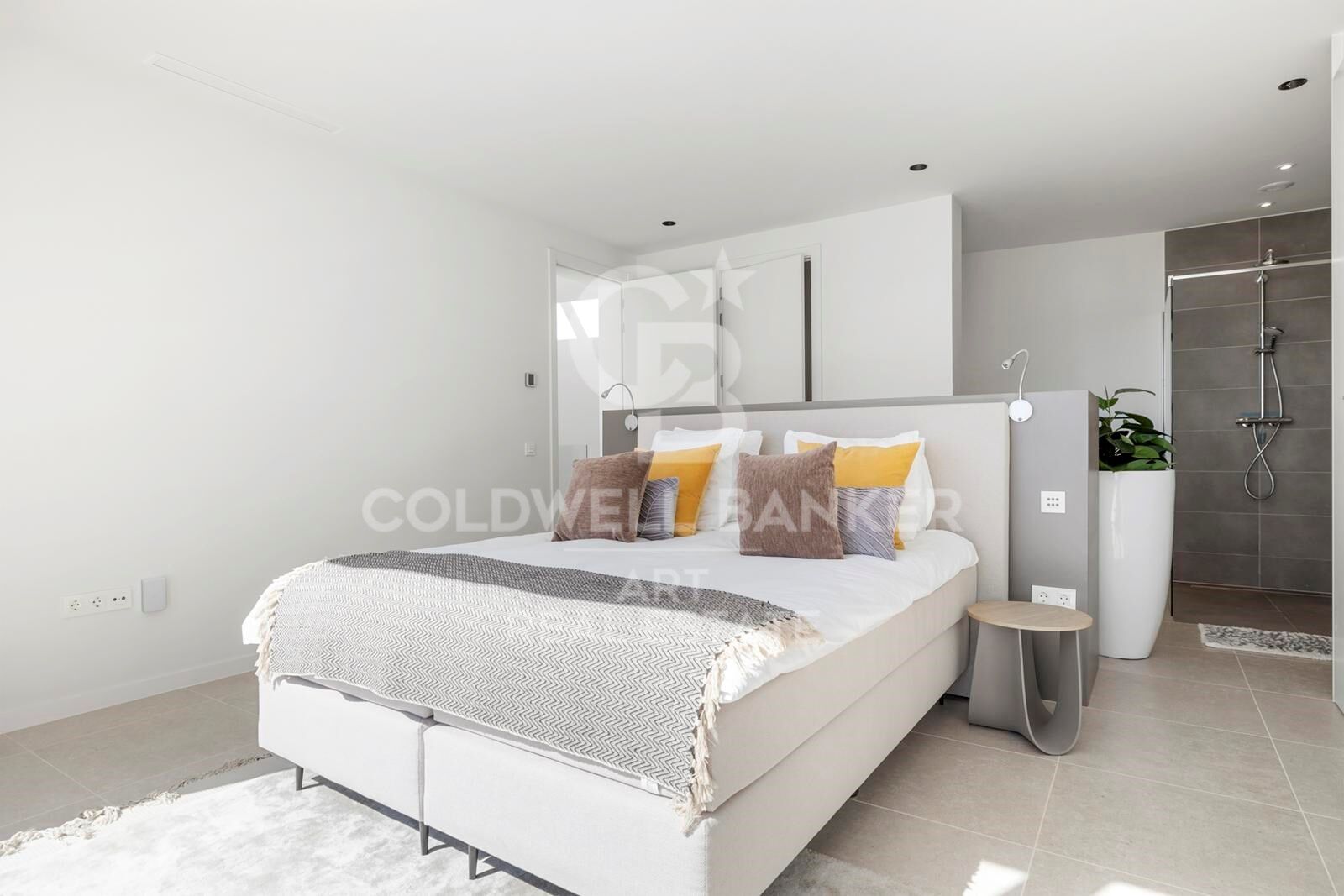 Elegante villa contemporánea en primera línea de golf con vistas al mar en La Alquería, Benahavís