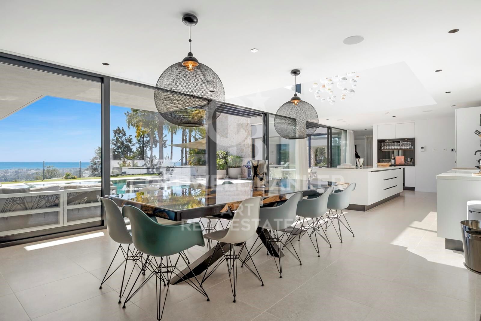 Elegant contemporary villa in frontline golf with sea views in La Alquería, Benahavís