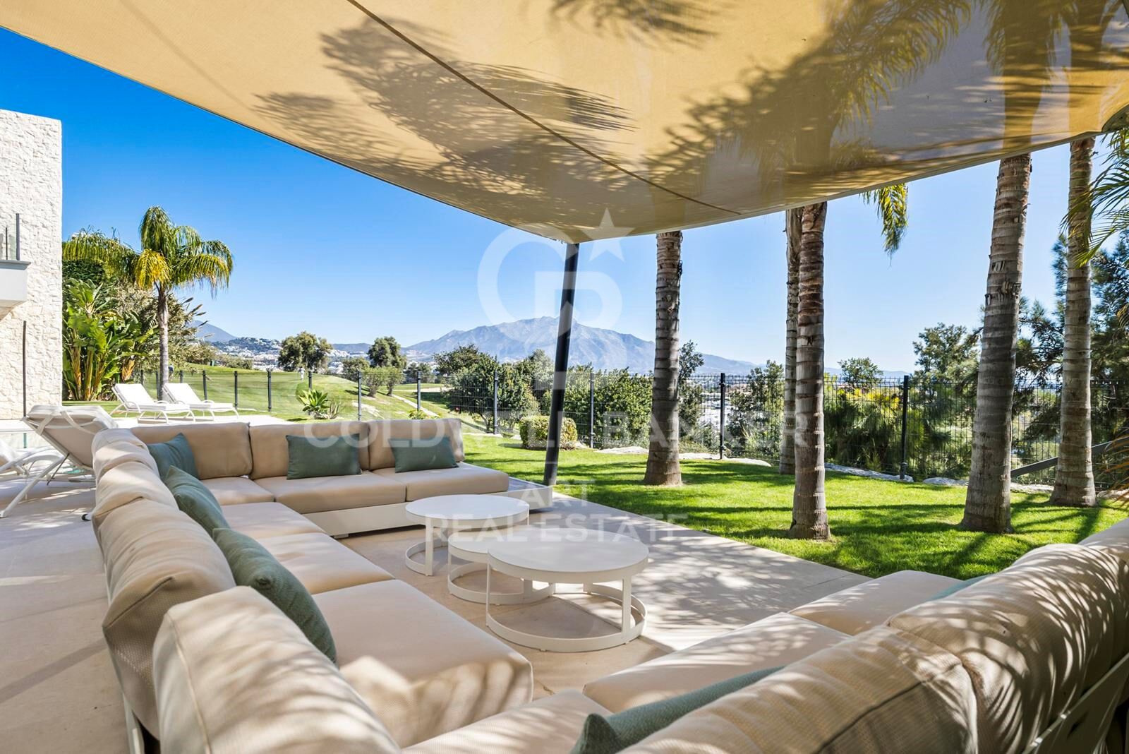Elegant contemporary villa in frontline golf with sea views in La Alquería, Benahavís