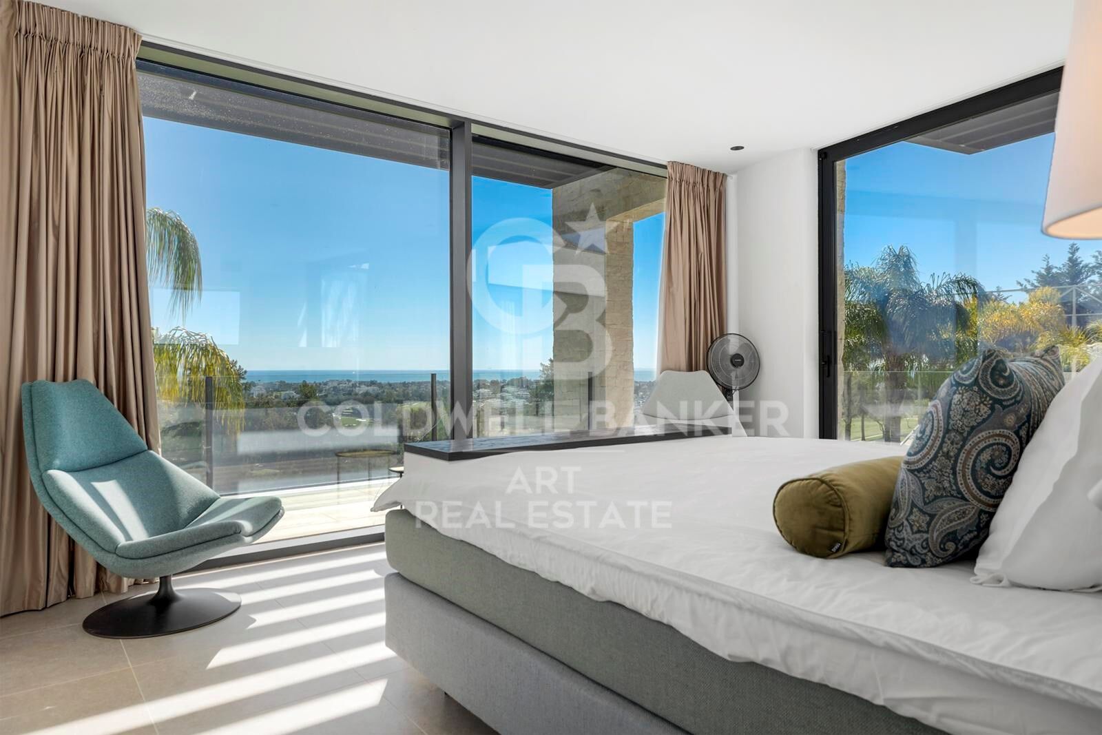 Elegant contemporary villa in frontline golf with sea views in La Alquería, Benahavís