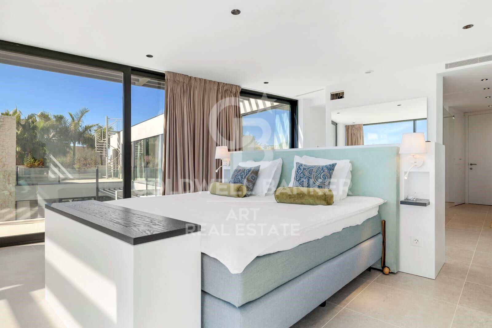 Elegant contemporary villa in frontline golf with sea views in La Alquería, Benahavís