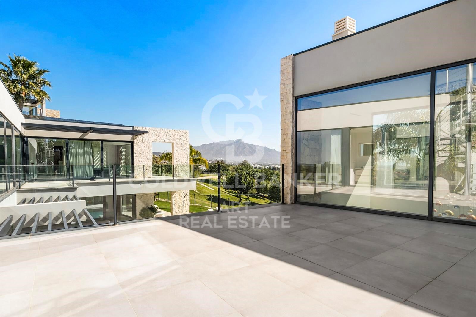 Elegant contemporary villa in frontline golf with sea views in La Alquería, Benahavís