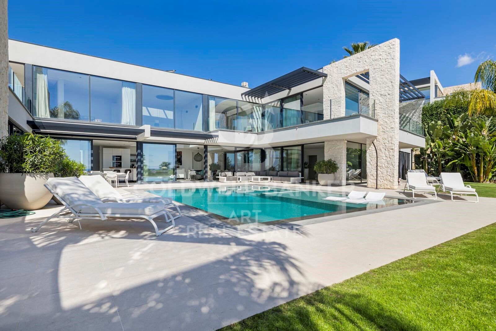 Elegant contemporary villa in frontline golf with sea views in La Alquería, Benahavís
