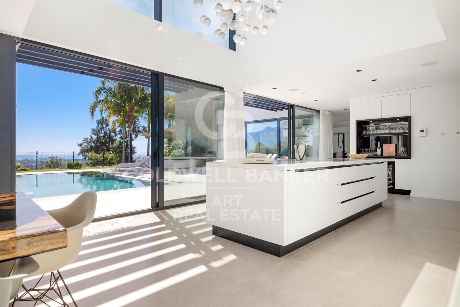 Elegant contemporary villa in frontline golf with sea views in La Alquería, Benahavís