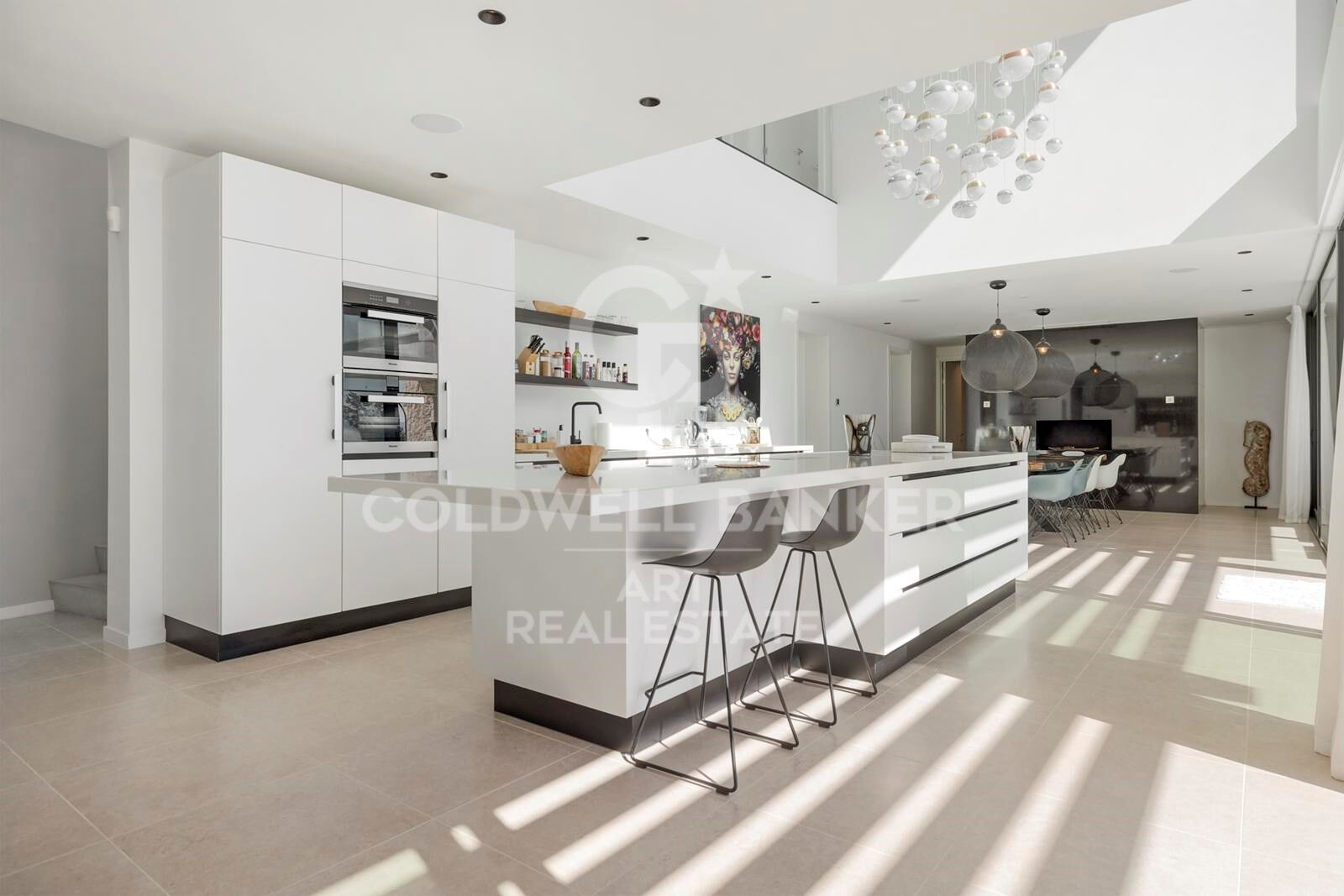 Elegant contemporary villa in frontline golf with sea views in La Alquería, Benahavís