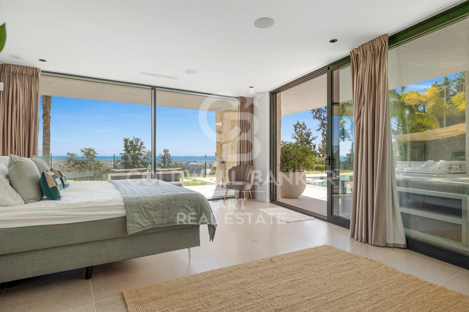 Elegant contemporary villa in frontline golf with sea views in La Alquería, Benahavís