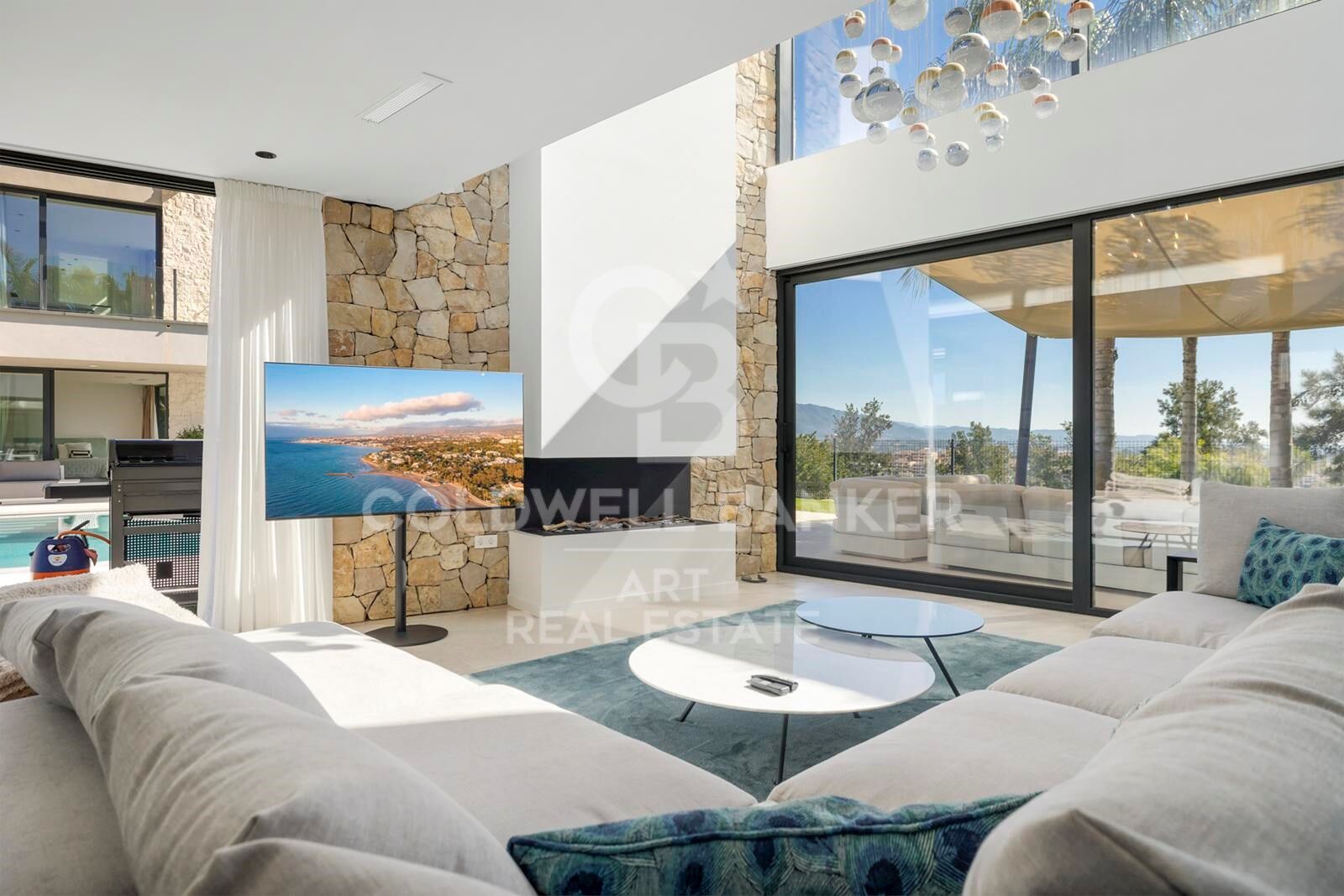 Elegant contemporary villa in frontline golf with sea views in La Alquería, Benahavís