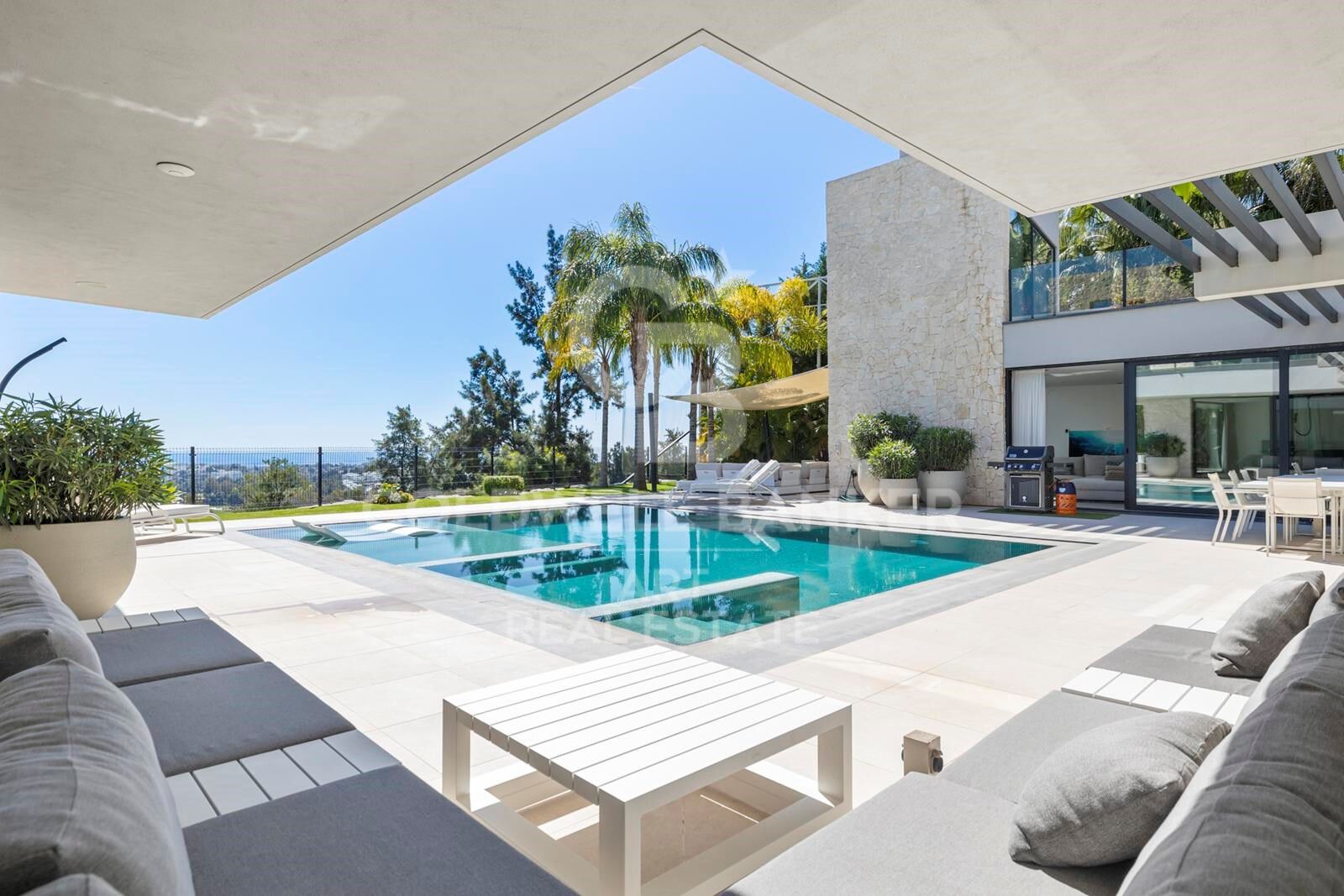 Elegant contemporary villa in frontline golf with sea views in La Alquería, Benahavís