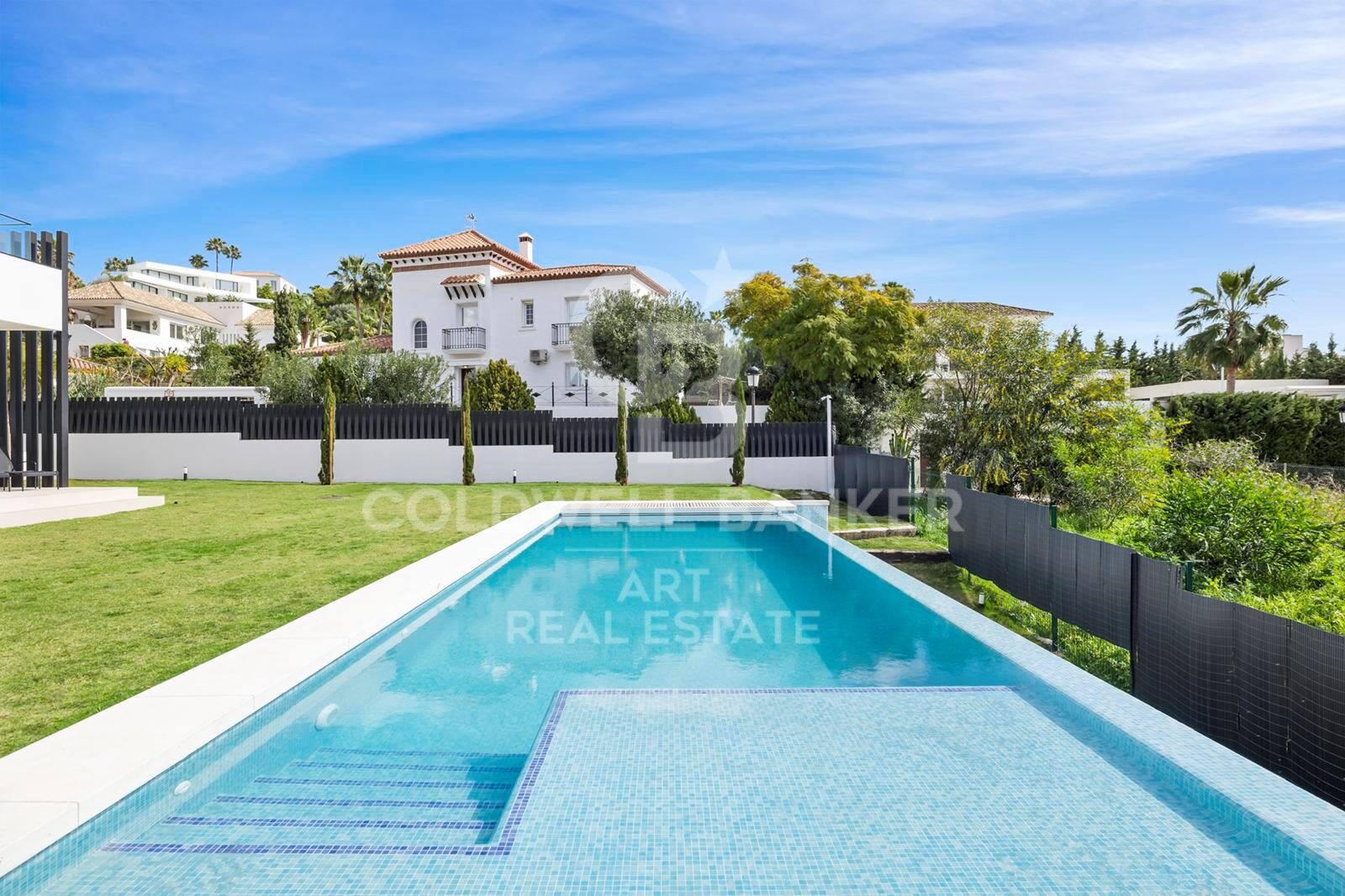 Villa contemporánea de obra nueva con vistas al mar en La Alquería, Benahavís