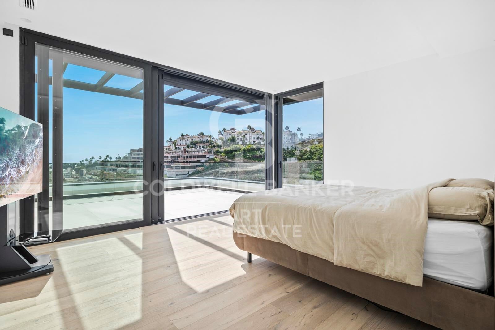 Villa contemporánea de obra nueva con vistas al mar en La Alquería, Benahavís