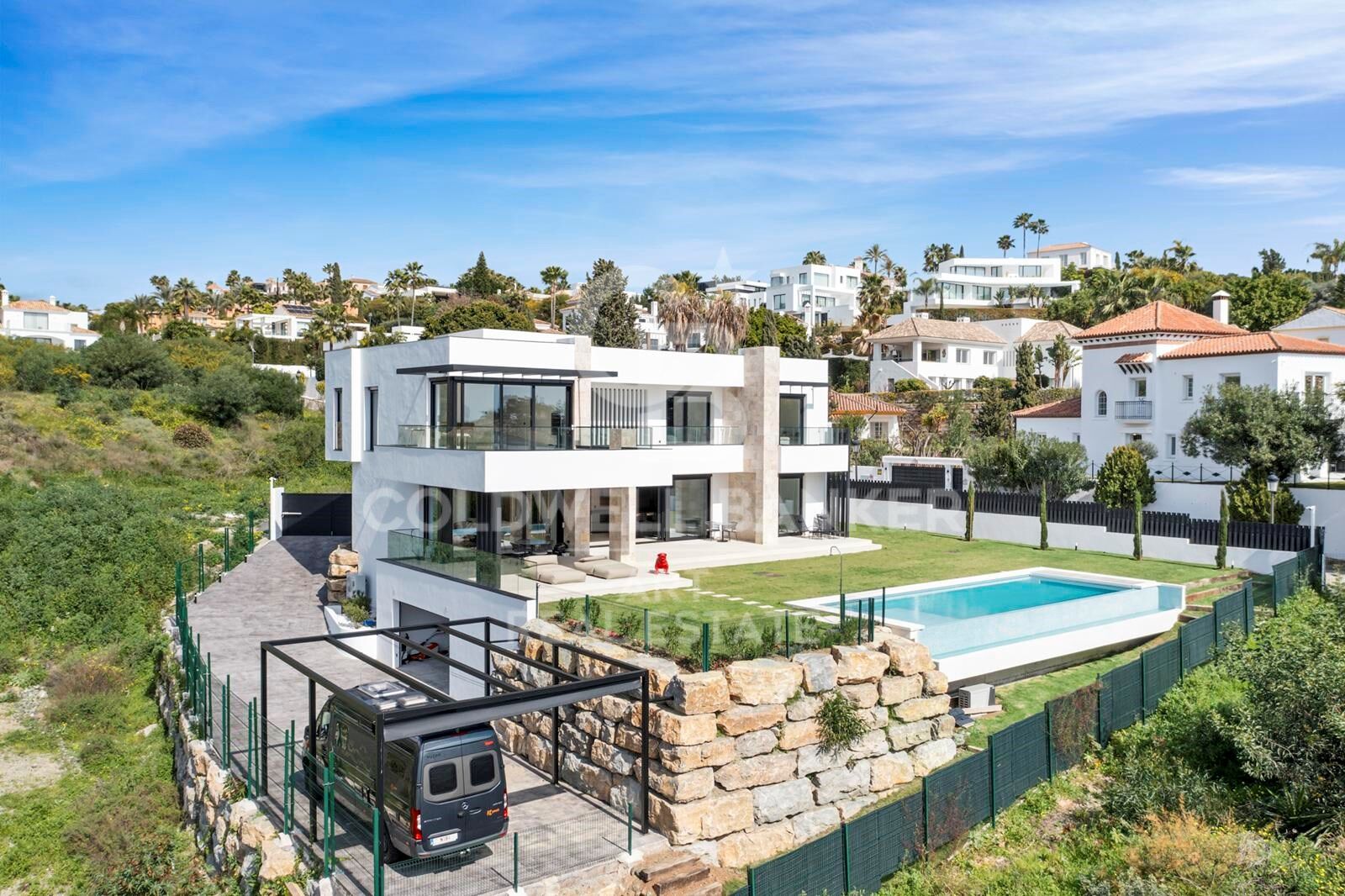 Villa contemporánea de obra nueva con vistas al mar en La Alquería, Benahavís