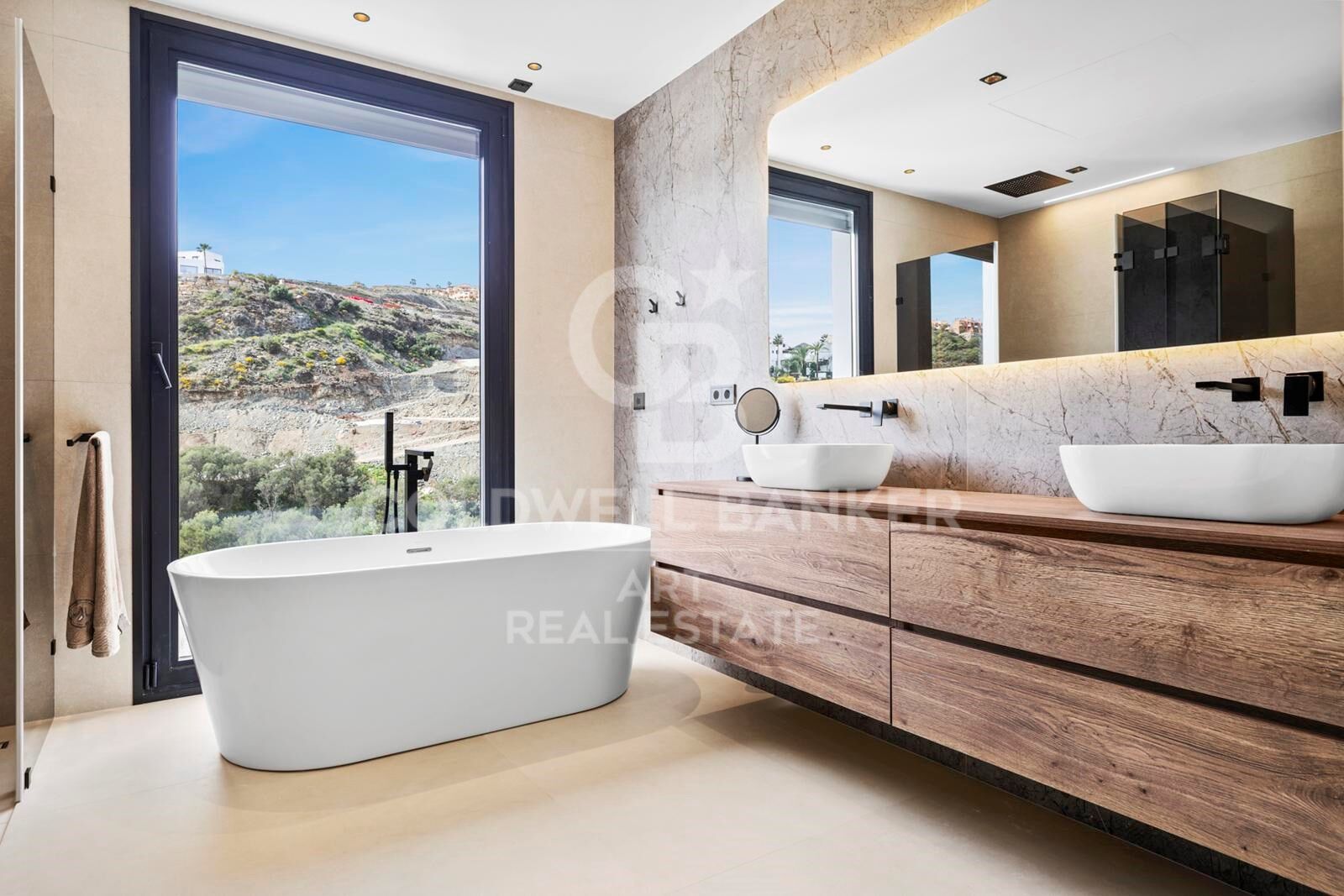Brand-new contemporary villa with sea views in La Alquería, Benahavís