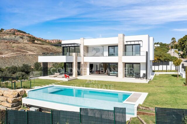 Villa contemporánea de obra nueva con vistas al mar en La Alquería, Benahavís
