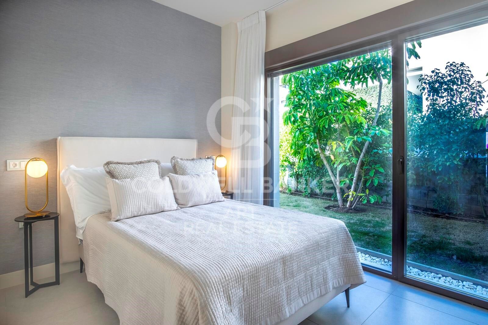 Luxuriöse Strandvilla in erster Meereslinie in Velaya Gardens, Neue Goldene Meile, Estepona