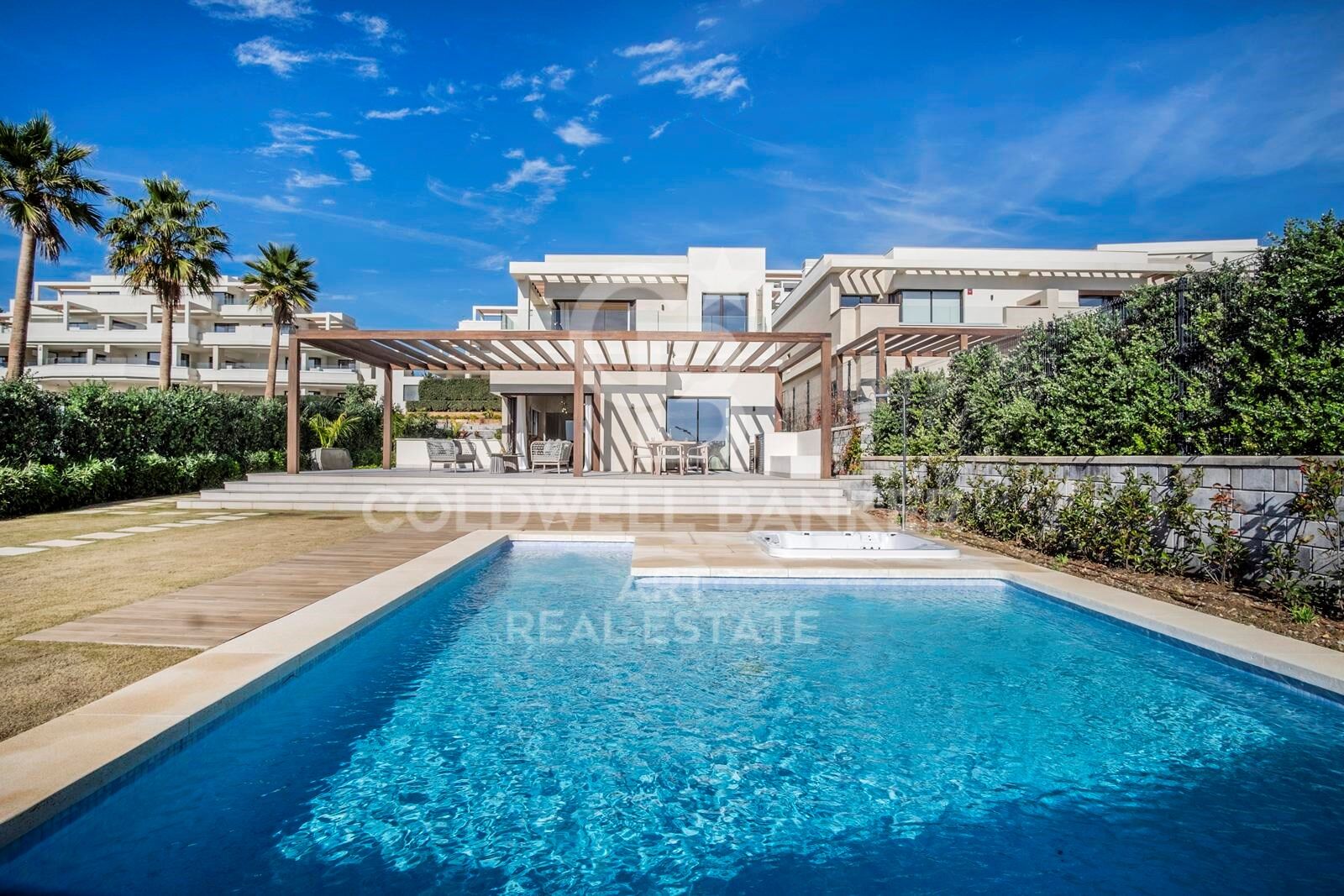 Villa de luxe en première ligne de plage dans les jardins de Velaya, New Golden Mile, Estepona