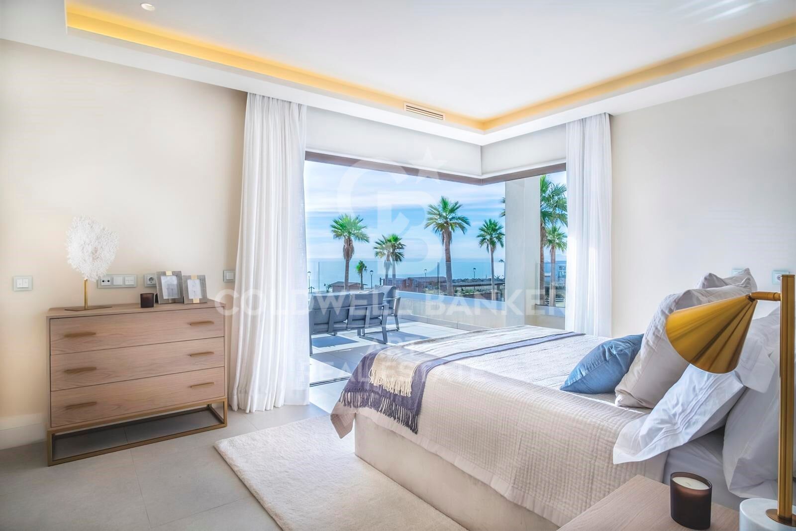 Villa de luxe en première ligne de plage dans les jardins de Velaya, New Golden Mile, Estepona