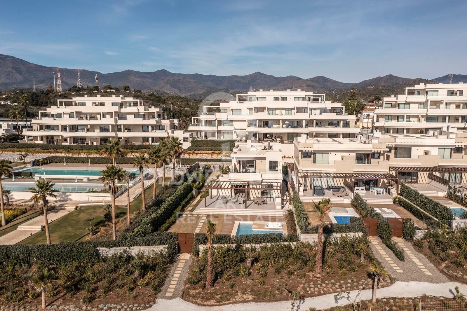 Villa de luxe en première ligne de plage dans les jardins de Velaya, New Golden Mile, Estepona