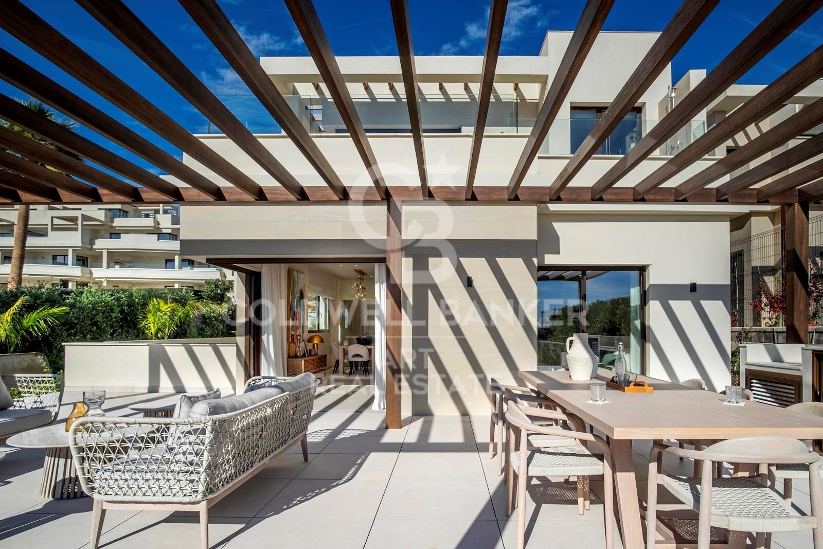 Luxuriöse Strandvilla in erster Meereslinie in Velaya Gardens, Neue Goldene Meile, Estepona
