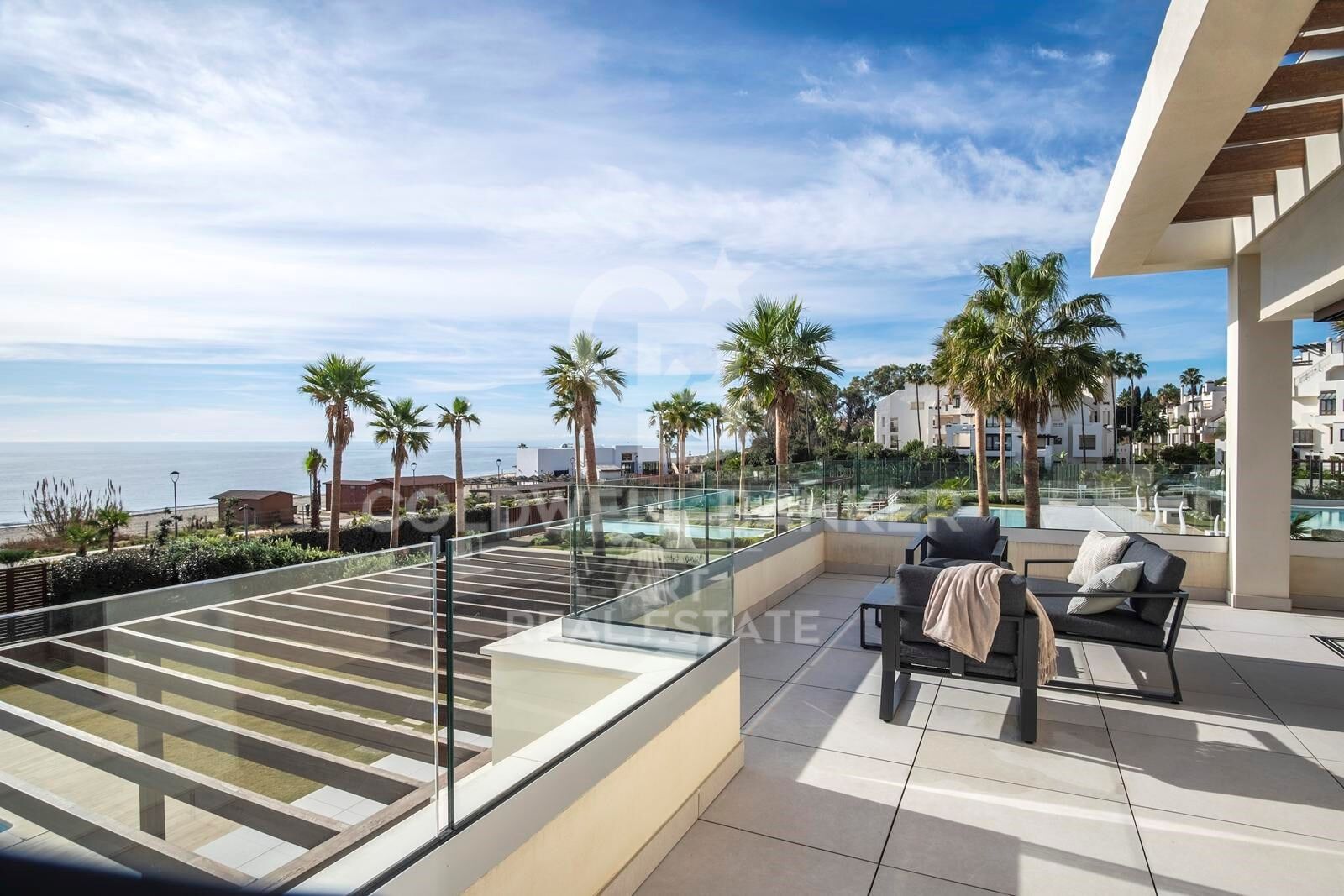 Luxuriöse Strandvilla in erster Meereslinie in Velaya Gardens, Neue Goldene Meile, Estepona