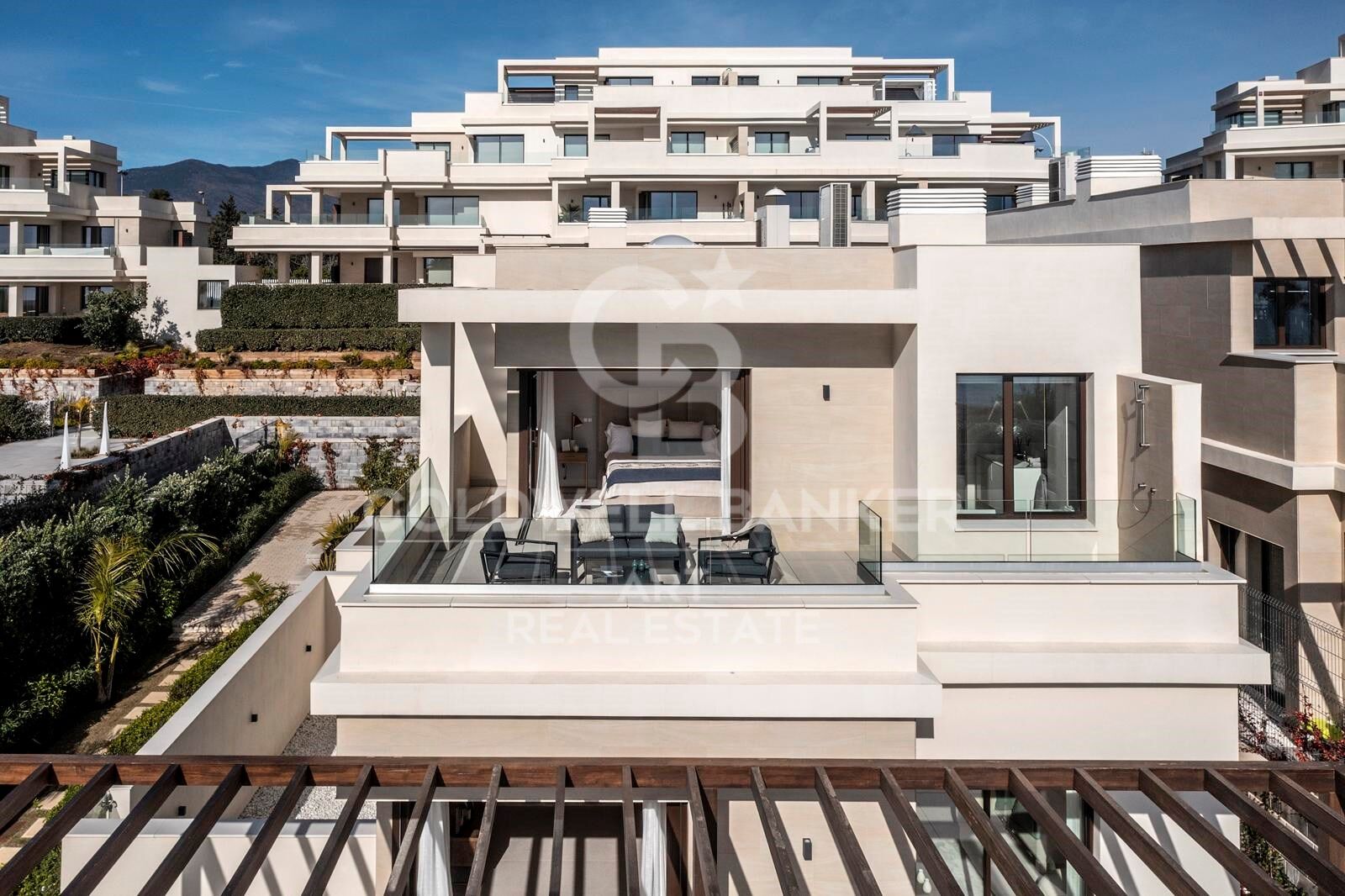 Luxuriöse Strandvilla in erster Meereslinie in Velaya Gardens, Neue Goldene Meile, Estepona