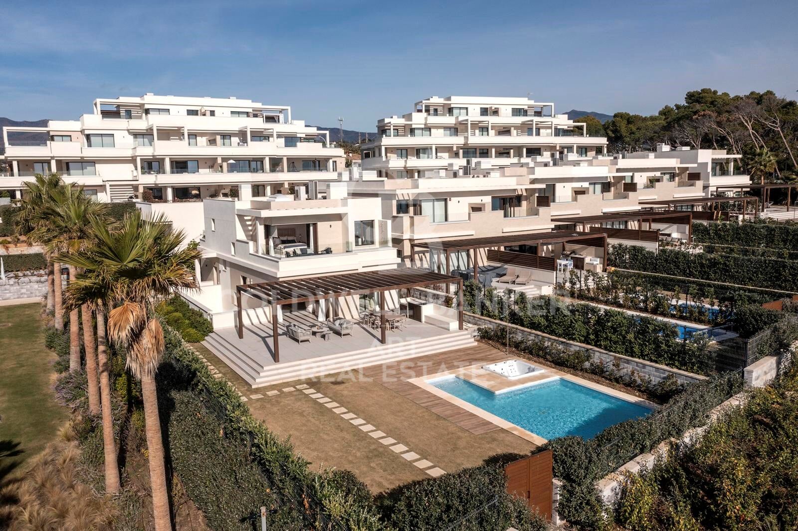 Luxuriöse Strandvilla in erster Meereslinie in Velaya Gardens, Neue Goldene Meile, Estepona