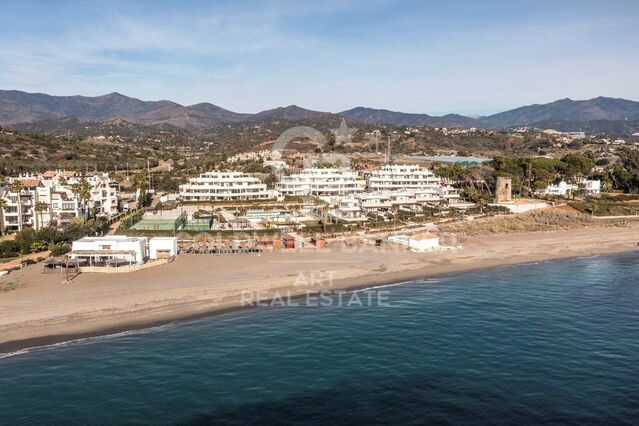 Lujosa villa en primera línea de playa en Velaya Gardens, Nueva Milla de Oro, Estepona