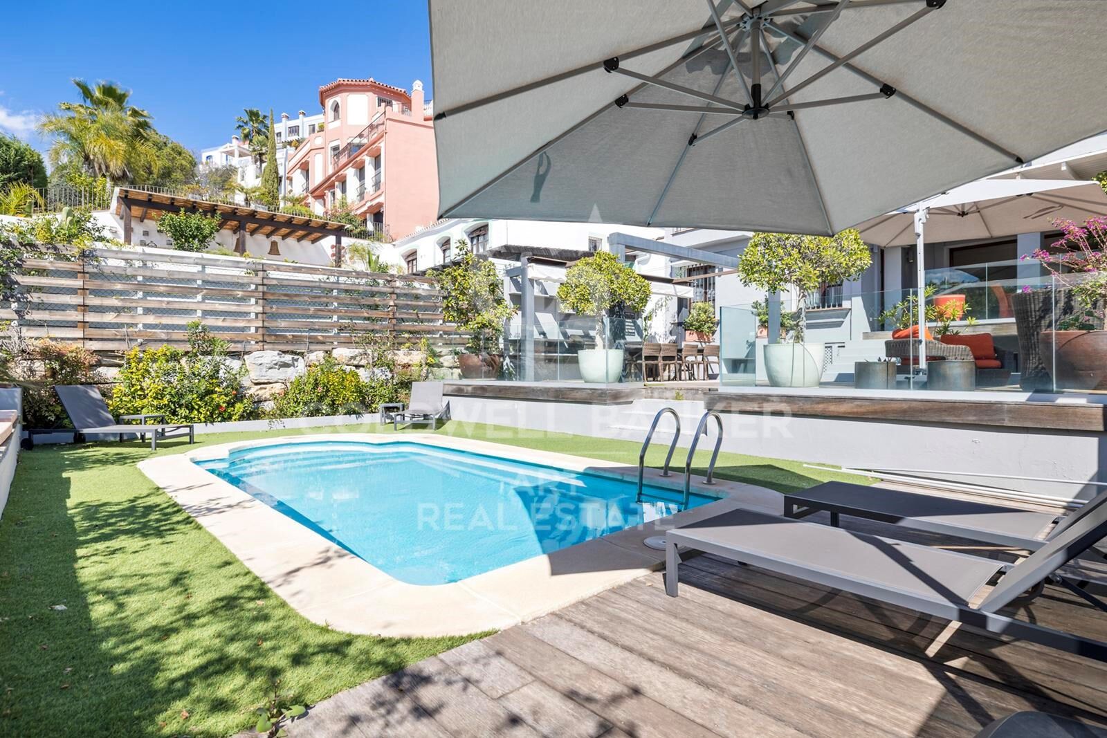 Elegante Adosado de 5 Dormitorios con Piscina Privada en La Perla de la Heredia, Benahavís