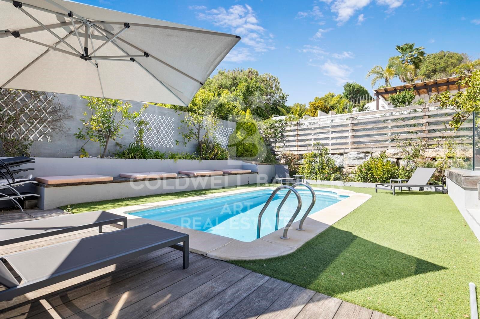 Elegant 5-Bedroom Townhouse with Private Pool in La Perla de la Heredia, Benahavís