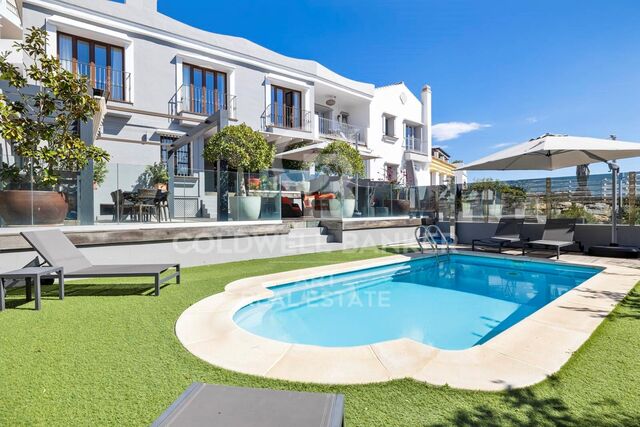 Elegante Adosado de 5 Dormitorios con Piscina Privada en La Perla de la Heredia, Benahavís
