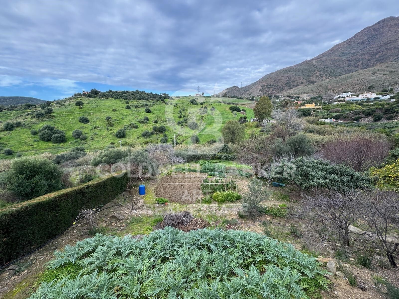 Investitionsvilla mit Panoramablick auf die Berge auf großem Grundstück nahe Estepona