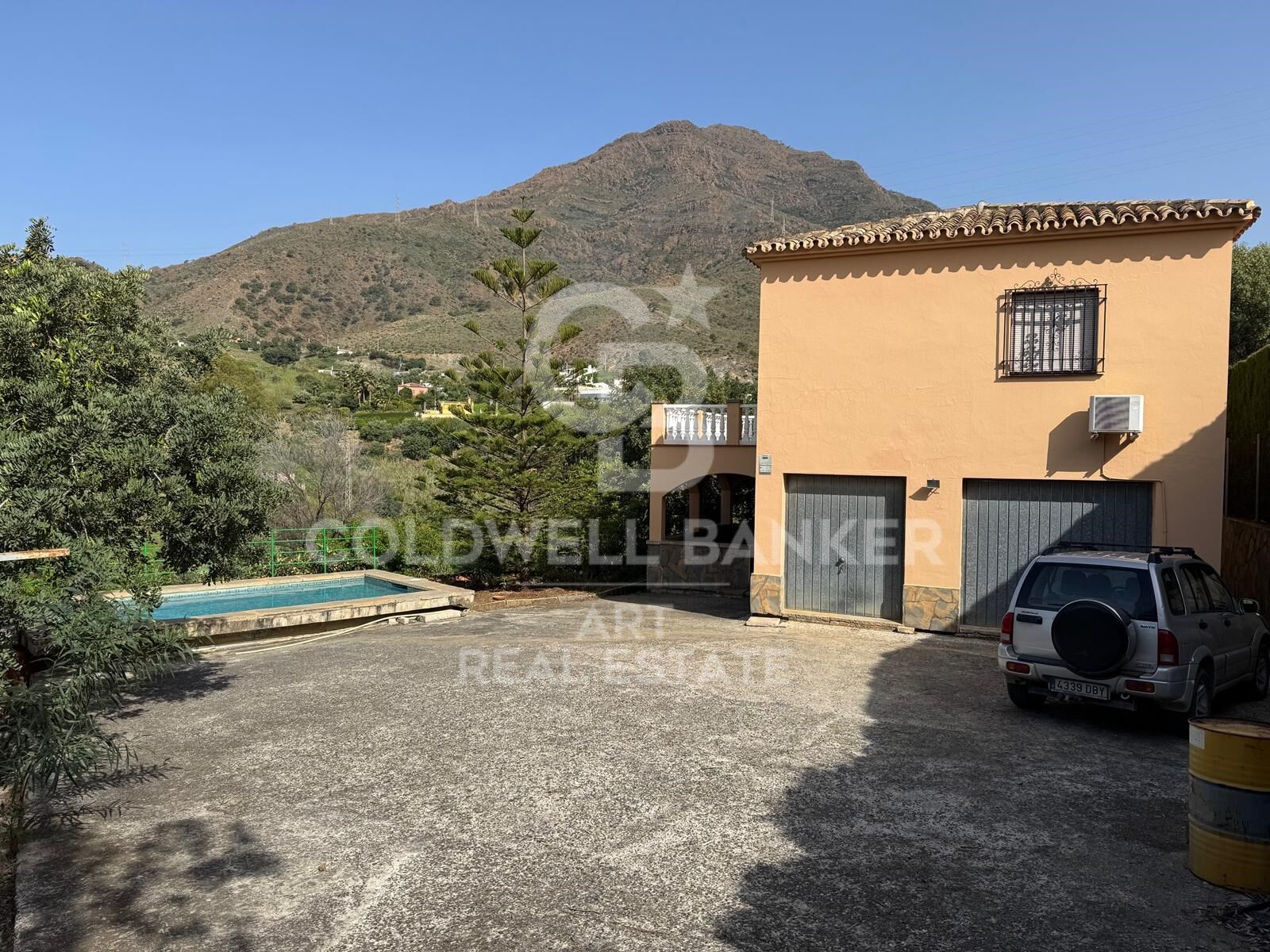 Investitionsvilla mit Panoramablick auf die Berge auf großem Grundstück nahe Estepona