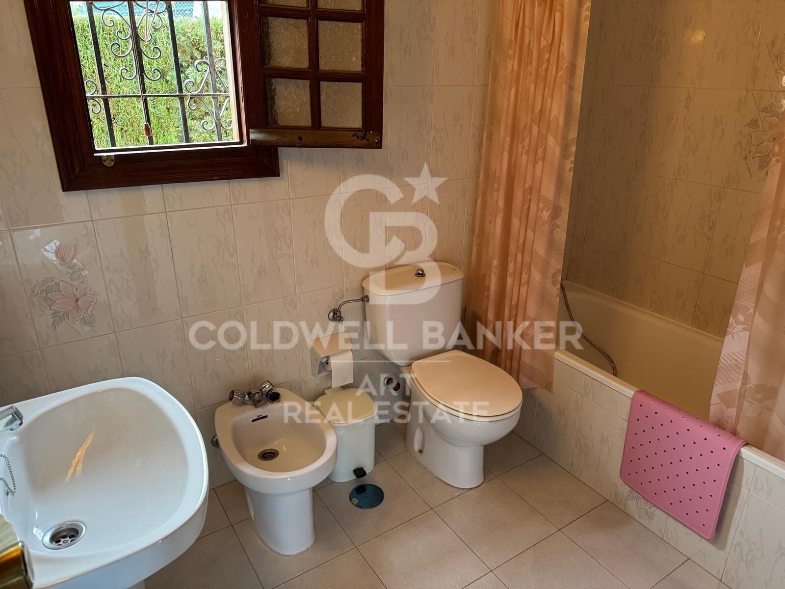 Investitionsvilla mit Panoramablick auf die Berge auf großem Grundstück nahe Estepona