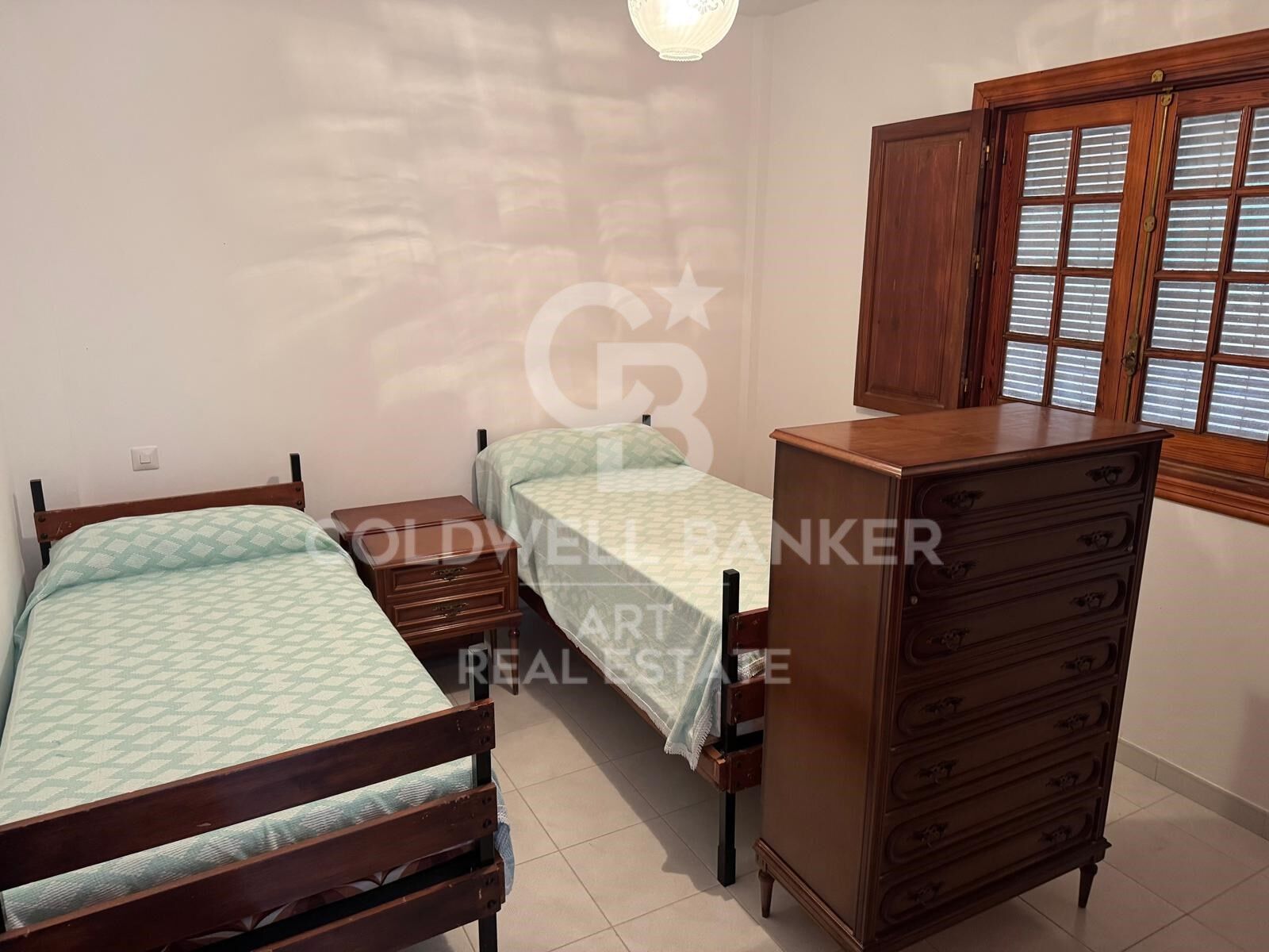 Investitionsvilla mit Panoramablick auf die Berge auf großem Grundstück nahe Estepona