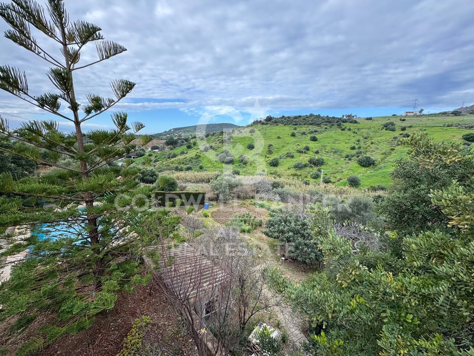 Investitionsvilla mit Panoramablick auf die Berge auf großem Grundstück nahe Estepona