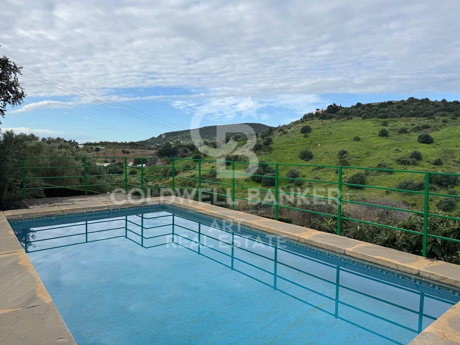 Villa de inversión con vistas panorámicas a la montaña en gran parcela cerca de Estepona