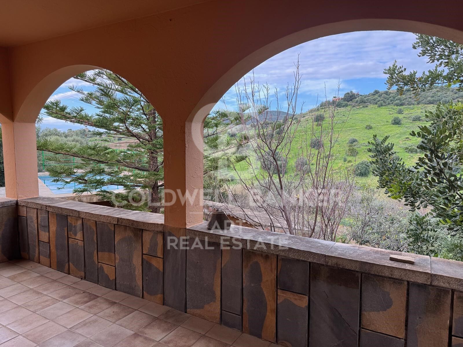 Villa de inversión con vistas panorámicas a la montaña en gran parcela cerca de Estepona