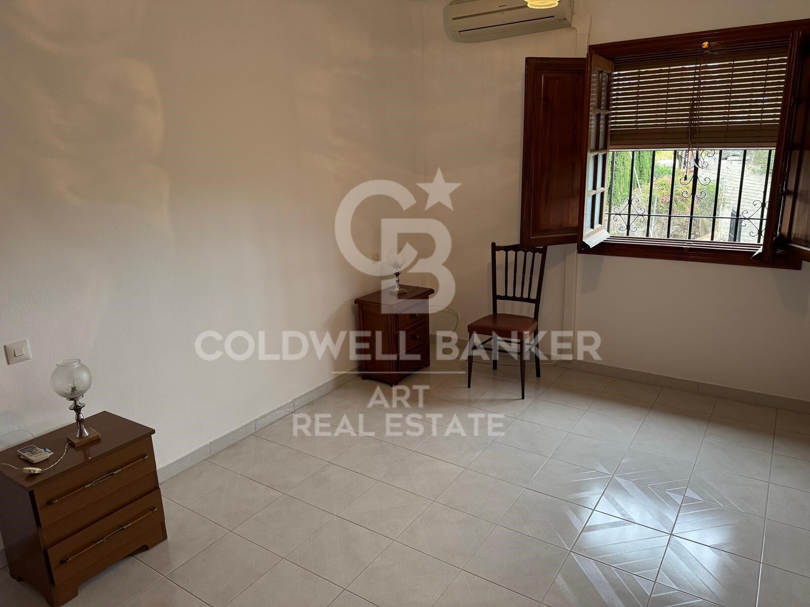 Villa de inversión con vistas panorámicas a la montaña en gran parcela cerca de Estepona