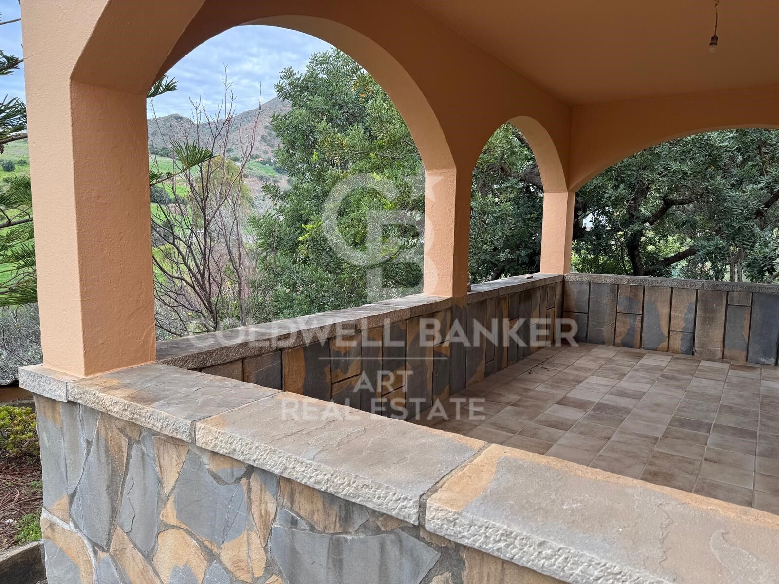 Villa de inversión con vistas panorámicas a la montaña en gran parcela cerca de Estepona