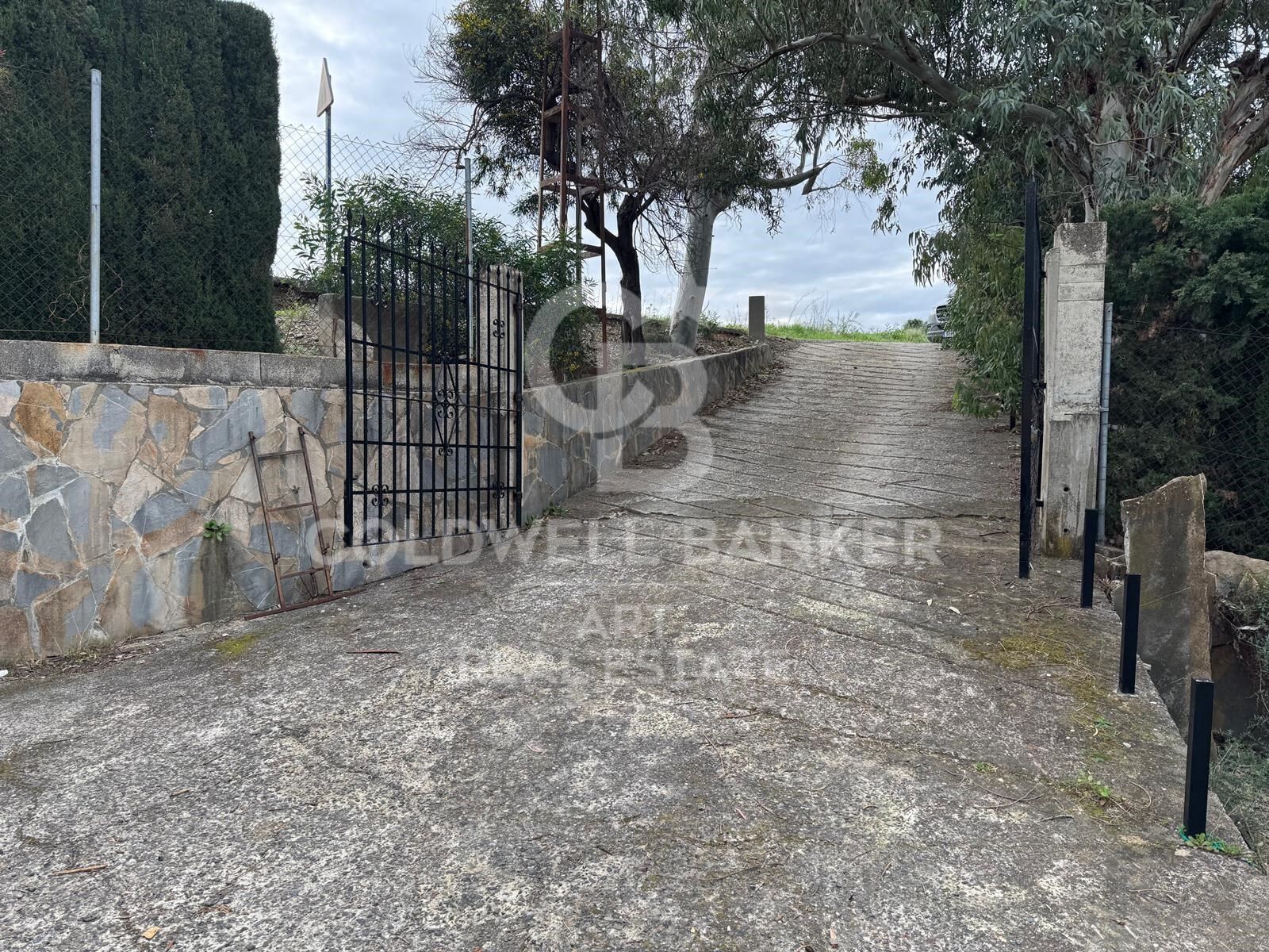 Villa de inversión con vistas panorámicas a la montaña en gran parcela cerca de Estepona