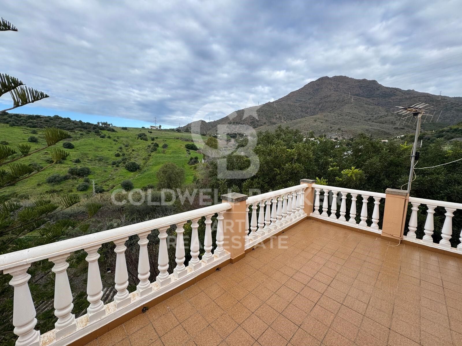 Investitionsvilla mit Panoramablick auf die Berge auf großem Grundstück nahe Estepona