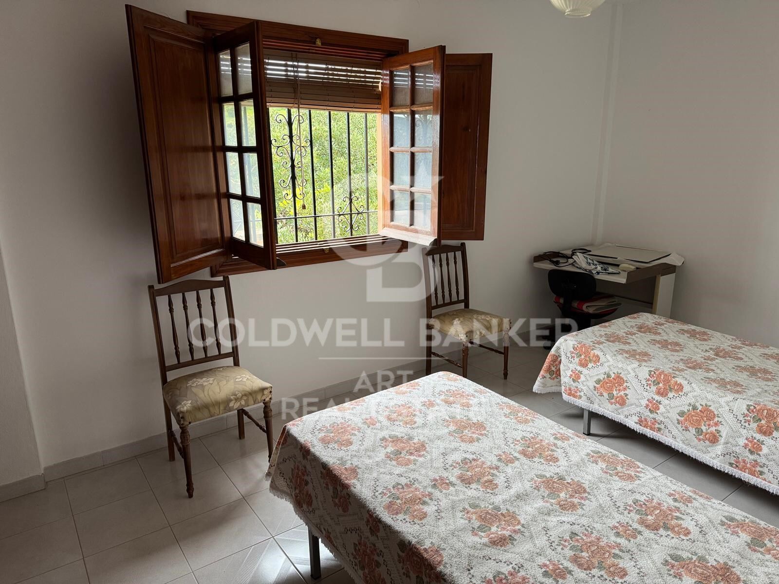 Villa de inversión con vistas panorámicas a la montaña en gran parcela cerca de Estepona