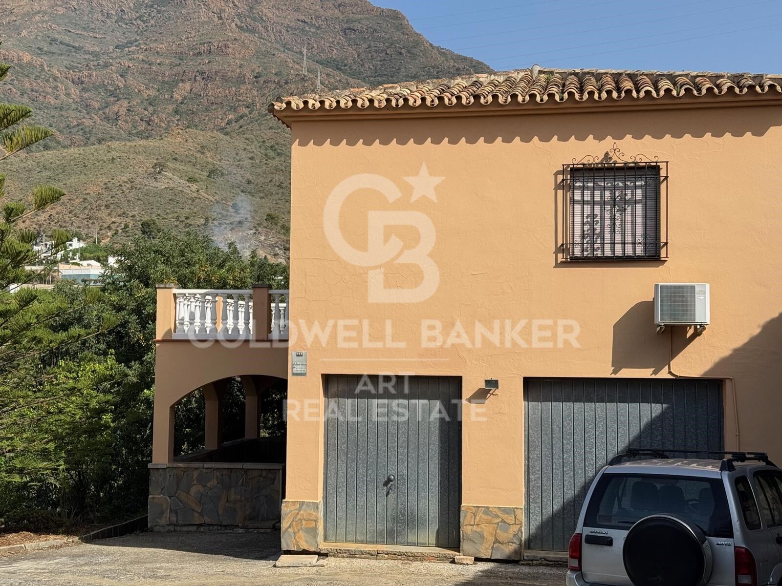 Villa d'investissement avec vue panoramique sur la montagne, sur un grand terrain près d'Estepona