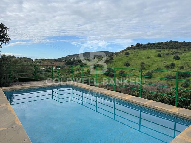 Villa de inversión con vistas panorámicas a la montaña en gran parcela cerca de Estepona