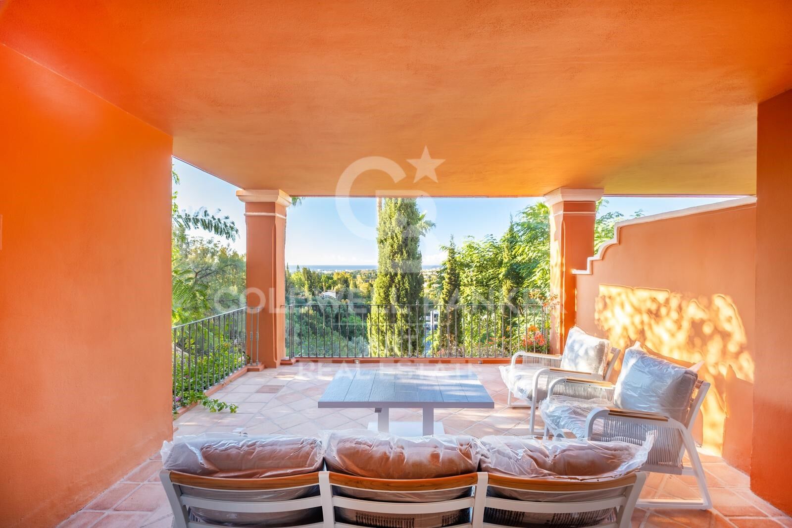 Elegant corner apartment with panoramic sea views in Monte Halcones, Marbella