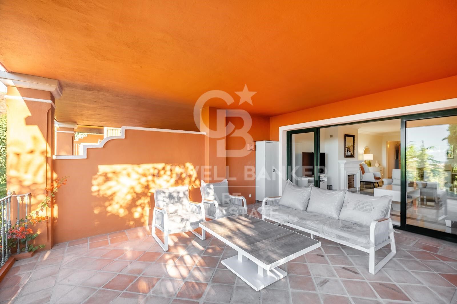 Elegant corner apartment with panoramic sea views in Monte Halcones, Marbella