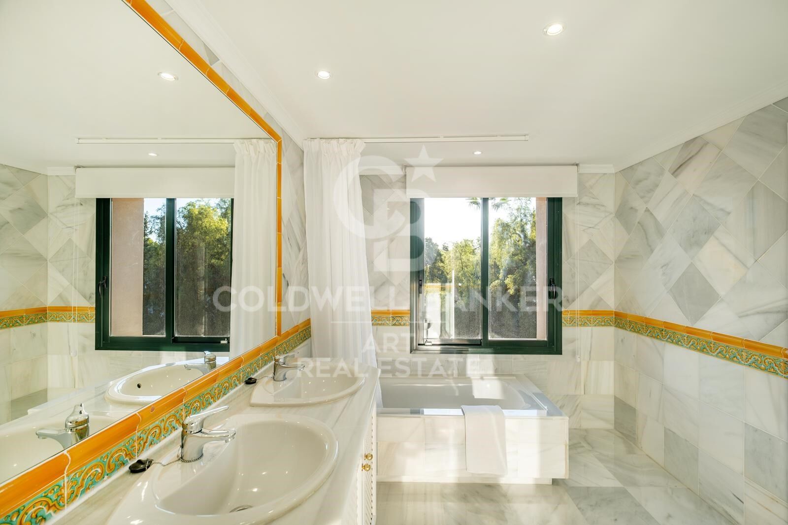 Elegant corner apartment with panoramic sea views in Monte Halcones, Marbella