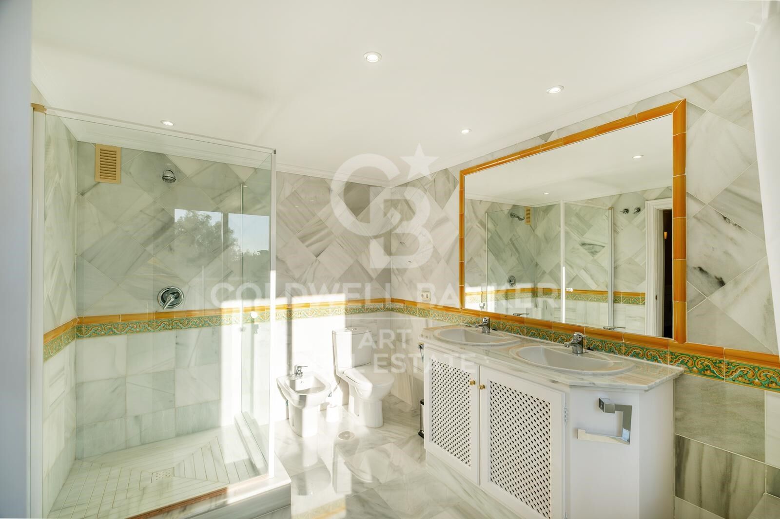 Elegant corner apartment with panoramic sea views in Monte Halcones, Marbella